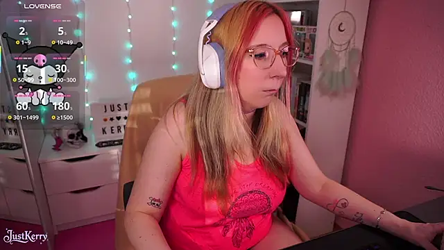 Snapshot of JustKerry chatting on 5, 11, 2025 JustKerry online show from 5, 11, 2025