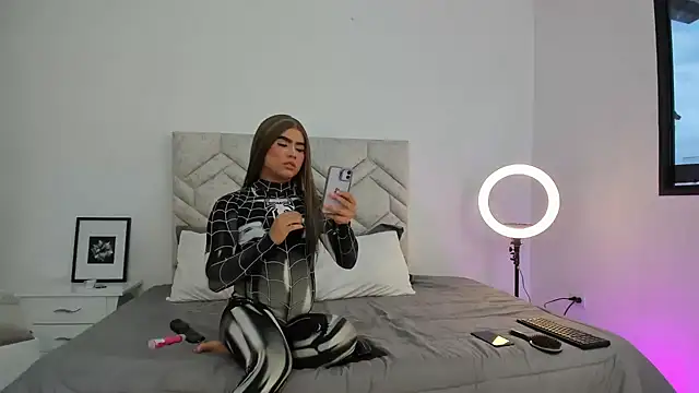 Snapshot of LauraBonnet7 chatting on 3, 12, 2024 LauraBonnet7 online show from 3, 12, 2024