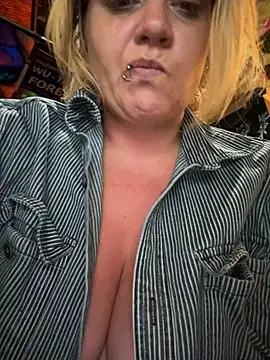 Snapshot of TrashleyRosebud chatting on 3, 11, 2025 TrashleyRosebud online show from 3, 11, 2025