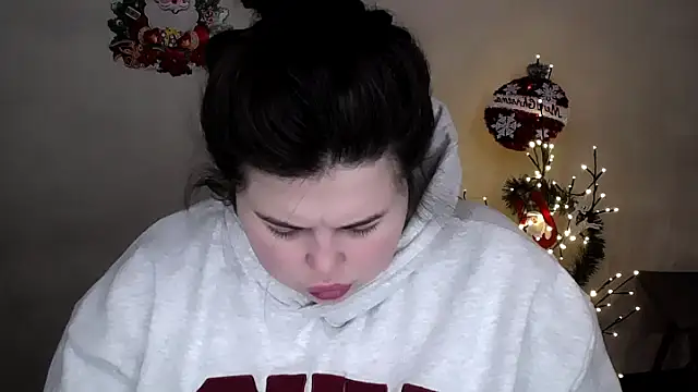 Emily Mo online show from 16, 12, 2025