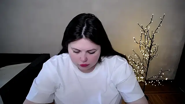 Snapshot of Emily_Mo chatting on 8, 5, 2026 Emily Mo online show from 8, 5, 2026