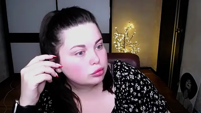 Snapshot of Emily_Mo chatting on 15, 7, 2026 Emily Mo online show from 15, 7, 2026