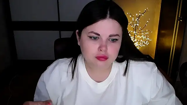 Snapshot of Emily_Mo chatting on 8, 7, 2026 Emily Mo online show from 8, 7, 2026