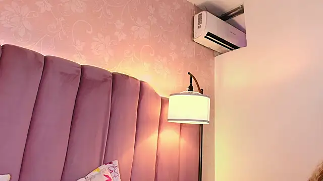 NaiaGils online show from 24, 2, 2026