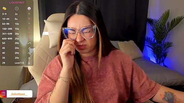 dakottaa  online show from 11, 11, 2025