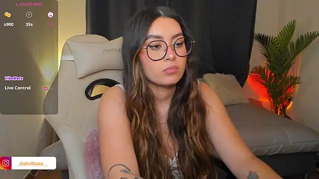 dakottaa  online show from 7, 4, 2026