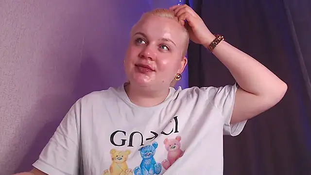 Snapshot of Karolina_love_ chatting on 20, 5, 2026 Karolina love online show from 20, 5, 2026