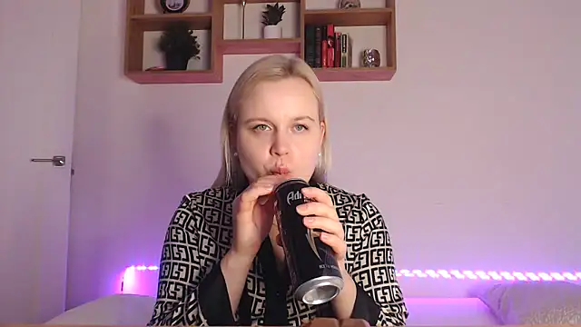 Snapshot of Karolina_love_ chatting on 25, 10, 2025 Karolina love online show from 25, 10, 2025