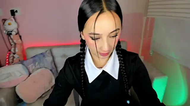 Snapshot of tinysara chatting on 4, 7, 2026 tinysara online show from 4, 7, 2026