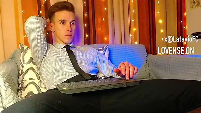 Snapshot of Midnighter_ chatting on 23, 12, 2025 Midnighter online show from 23, 12, 2025