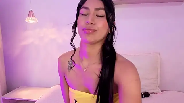 Snapshot of Caroliina_Saenz chatting on 24, 11, 2025 Caroliina Saenz online show from 24, 11, 2025