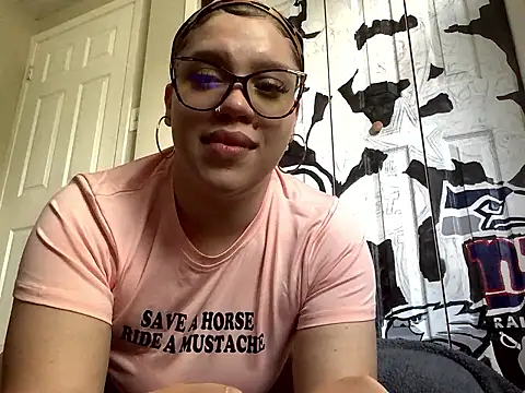 Snapshot of QueenNuttCollector chatting on 8, 5, 2026 QueenNuttCollector online show from 8, 5, 2026