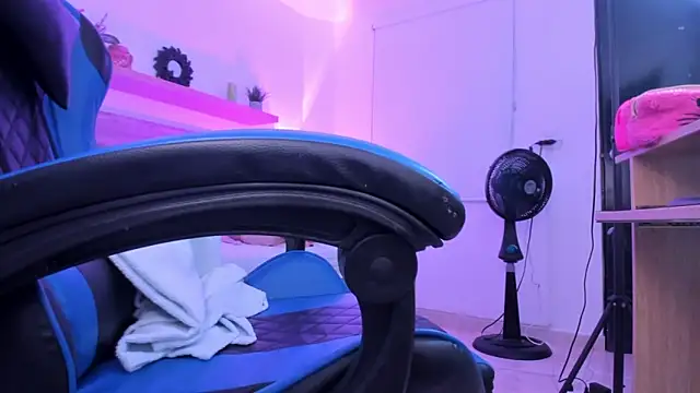 izaro22 online show from 19, 12, 2025