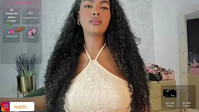 HOTBLACKANDWHITE2 online show from 18, 10, 2025