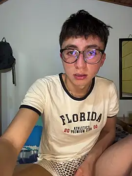 Snapshot of CamiRojas_boy chatting on 20, 6, 2026 CamiRojas boy online show from 20, 6, 2026
