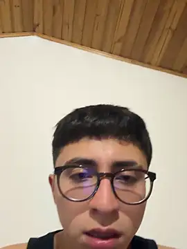 Snapshot of CamiRojas_boy chatting on 6, 10, 2025 CamiRojas boy online show from 6, 10, 2025