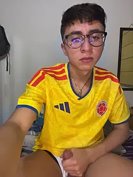 Snapshot of CamiRojas_boy chatting on 18, 6, 2026 CamiRojas boy online show from 18, 6, 2026