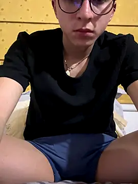 Snapshot of CamiRojas_boy chatting on 13, 9, 2025 CamiRojas boy online show from 13, 9, 2025