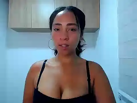 Snapshot of Danna_Ross_ chatting on 8, 11, 2025 Danna Ross online show from 8, 11, 2025