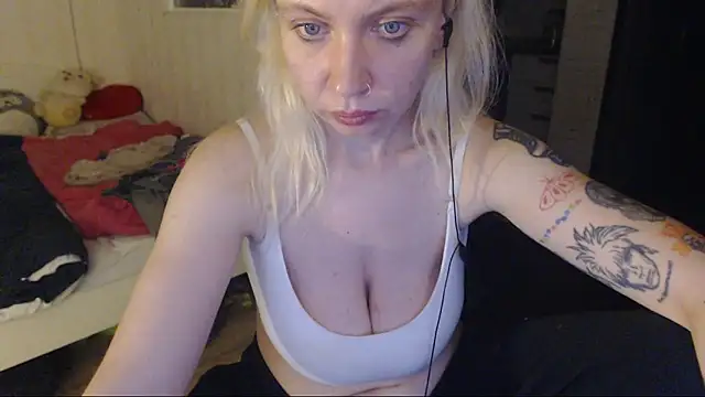 amanda kiss kiss online show from 4, 11, 2025