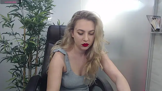 Snapshot of AvaBlue_ chatting on 2, 3, 2025 AvaBlue online show from 2, 3, 2025