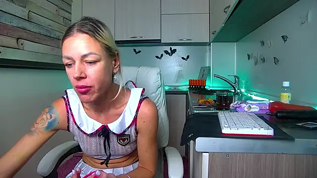 Skinny Nally online show from 3, 12, 2025