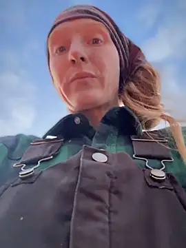 Snapshot of GoldenFlameGoddess chatting on 18, 11, 2025 GoldenFlameGoddess online show from 18, 11, 2025