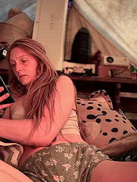 Snapshot of GoldenFlameGoddess chatting on 21, 11, 2025 GoldenFlameGoddess online show from 21, 11, 2025