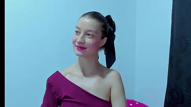 Snapshot of MiiaVolkova chatting on 3, 10, 2025 MiiaVolkova online show from 3, 10, 2025