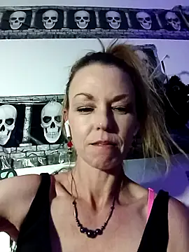 Snapshot of cammyquart chatting on 21, 10, 2025 cammyquart online show from 21, 10, 2025