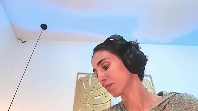 Nina Cavaali online show from 8, 10, 2025