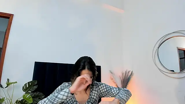 Nina Cavaali online show from 27, 2, 2025