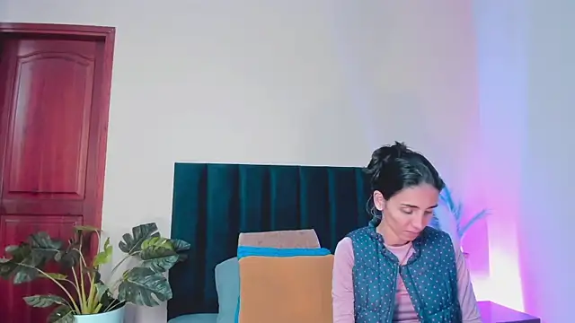 Nina Cavaali online show from 28, 11, 2025