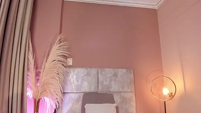 Nina Cavaali online show from 4, 11, 2025