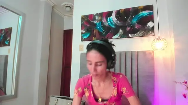 Nina Cavaali online show from 5, 10, 2025