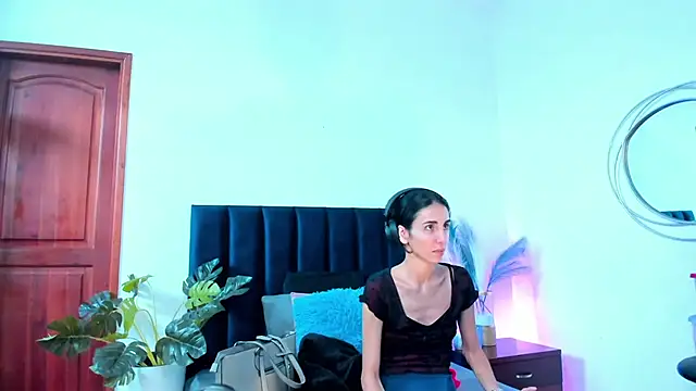 Nina Cavaali online show from 10, 10, 2025