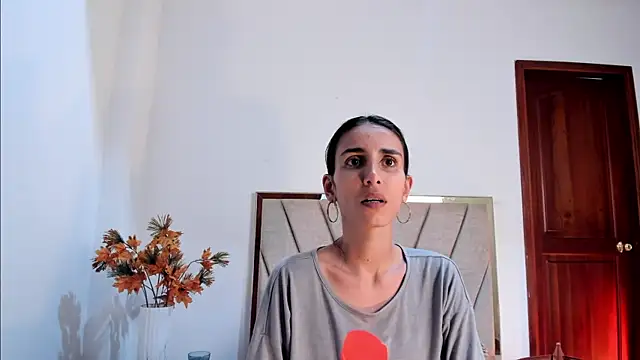 Nina Cavaali online show from 4, 3, 2025