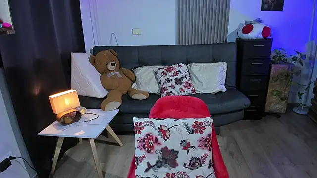Cuttiealice online show from 5, 3, 2025