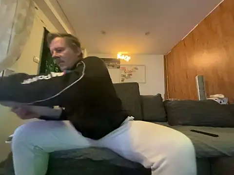 Snapshot of steveindahouse chatting on 2, 10, 2025 steveindahouse online show from 2, 10, 2025