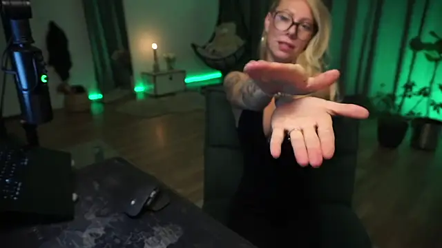 LaraPunkt online show from 8, 10, 2025