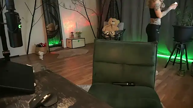 LaraPunkt online show from 27, 11, 2025