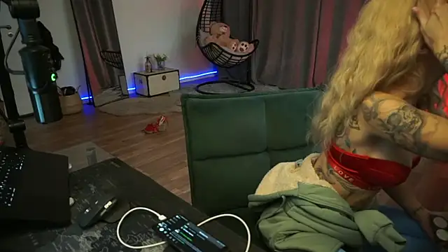 LaraPunkt online show from 15, 10, 2025