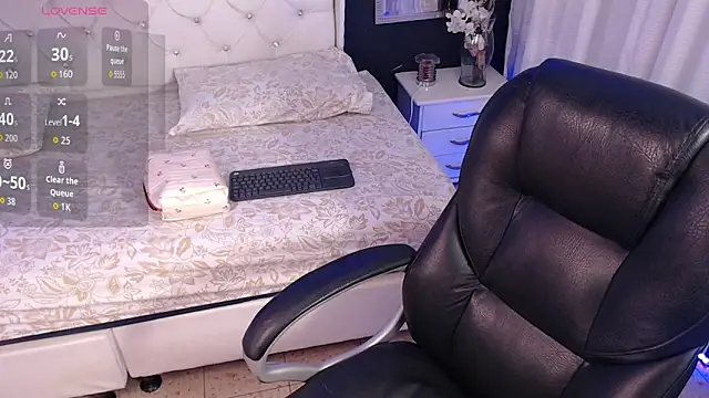 LiaVillalobos online show from 10, 10, 2025