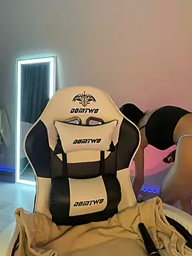 julia fly online show from 8, 4, 2026