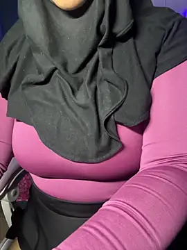 Snapshot of Jameela chatting on 9, 11, 2025 Jameela online show from 9, 11, 2025