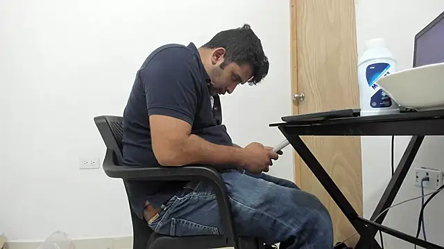 Snapshot of isearchcompany chatting on 30, 11, 2025 isearchcompany online show from 30, 11, 2025