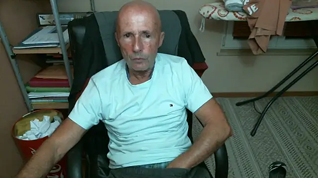 Snapshot of olibrius71 chatting on 8, 11, 2025 olibrius71 online show from 8, 11, 2025