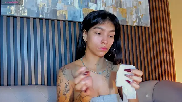 Snapshot of LauraAristizabal chatting on 9, 11, 2025 LauraAristizabal online show from 9, 11, 2025