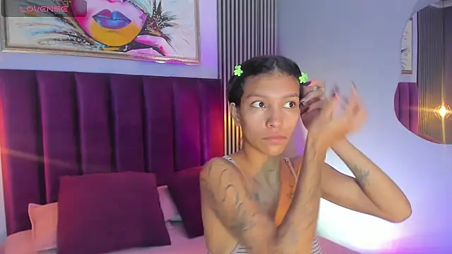 Snapshot of LauraAristizabal chatting on 28, 10, 2025 LauraAristizabal online show from 28, 10, 2025