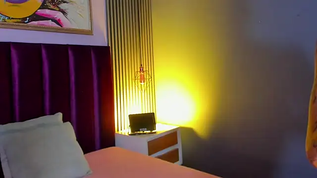 LauraAristizabal online show from 11, 4, 2026